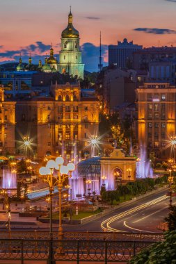 Gün batımında Çeşmelerle Kyiv şehrinin merkezinde Bağımsızlık Meydanı. 