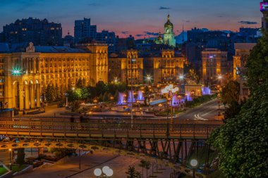 Gün batımında Çeşmelerle Kyiv şehrinin merkezinde Bağımsızlık Meydanı. 