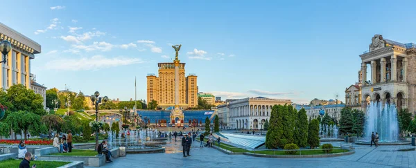 Gün batımında Çeşmelerle Kyiv şehrinin merkezinde Bağımsızlık Meydanı. 