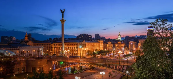 Gün Batımında Çeşmelerle Kyiv Şehrinin Merkezinde Bağımsızlık Meydanı — Stok fotoğraf