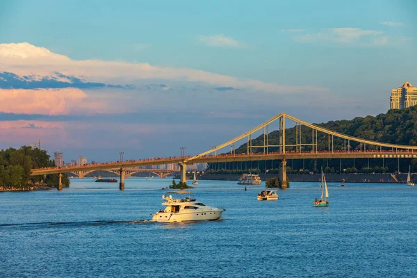 สะพานคนเด ามแม Dnieper พระอาท ตกใน Kyiv เครน — ภาพถ่ายสต็อก