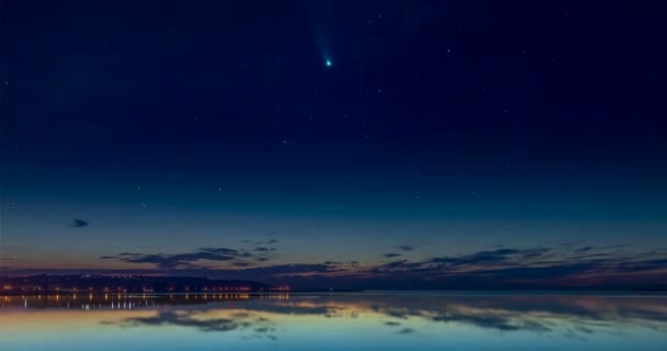 Comet Neowise Med Stjärnor Över Floden Tiden Förfaller — Stockvideo