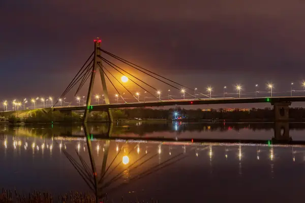 Super Lua Cheia Subindo Sobre Ponte Noite Kiev Ucrânia — Fotografia de Stock
