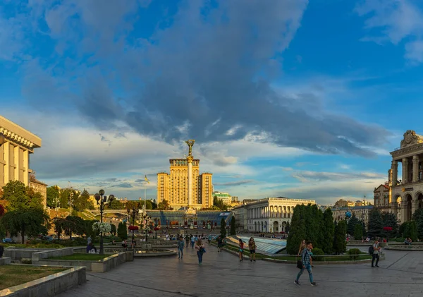 키예프 우크라이나 2020 거리가 중심부에 있는네 광장을 지나간다 — 스톡 사진