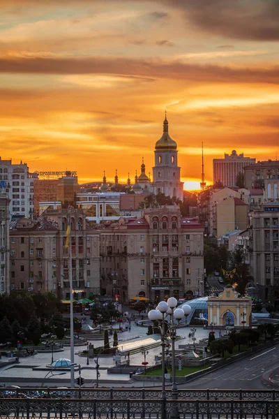 Kiev Ucrania Agosto 2020 Colorido Atardecer Sobre Plaza Nezalezhnosti Con —  Fotos de Stock