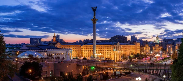 2020年8月13日 Maidan Nezalezhnosti 基辅市日落时的主要广场 五彩缤纷的喷泉在广场的中央 — 图库照片