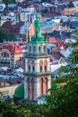 Lviv / Ukrayna - 2 Eylül 2020: Günbatımında Yüksek Castle Hill 'den Uspenska Ortodoks Kilisesi' ne 