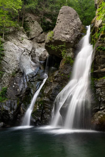 Sağ tarafta Bash Bish Falls Massachusetts