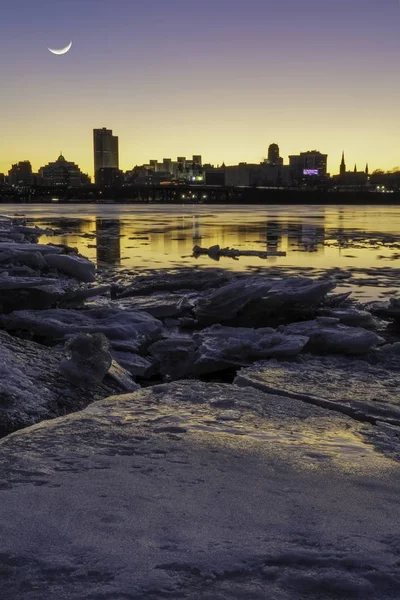 Albany New York Skyline üzerine ay ışığı