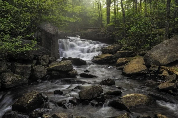 Whiskey Brook Falls 'un yol kenarı 30. Cadde New York, Adirondacks