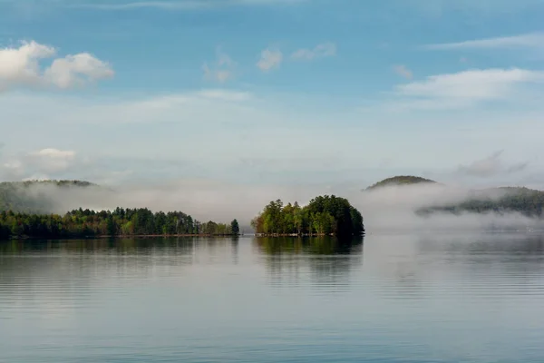 Pleasant Spekülatör New York Gölü'nde dağın etrafında sis, Adirondacks