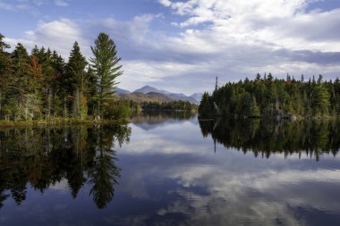 Boreas Pond Adirondacks New York 'ta mavi ve bulutlu gökyüzü
