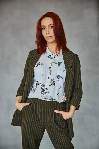 Portré egy csinos vörös hajú lányról, egy boldog fiatal nőről, szürke háttérrel a stúdióban. Mosolyogva, különböző érzelmeket mutatva. — Stock Fotó