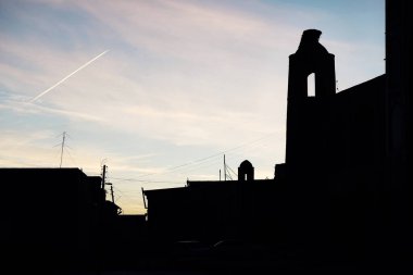 Güzel pembe gün doğumu Eski şehrin yakınlarında bir uçakla