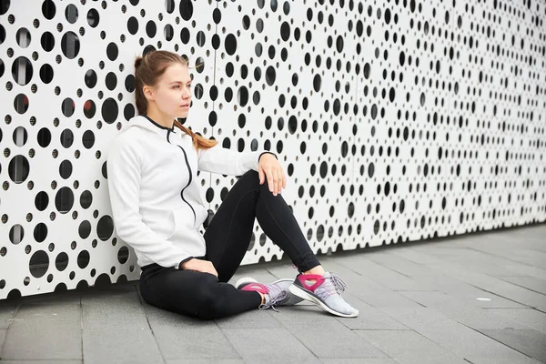 Retrato de la mujer tomando un descanso de hacer joga y deporte — Foto de Stock