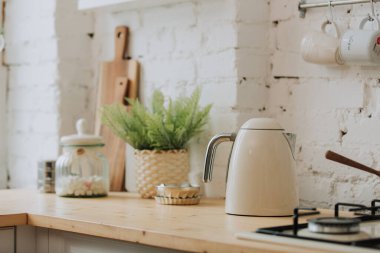 Çaydanlıklı klasik beyaz mutfak.