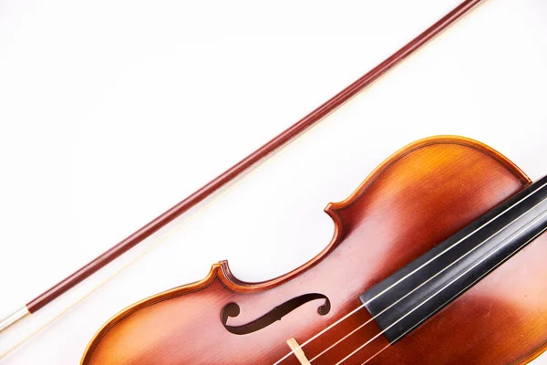 Скрипка и лук на светлом белом фоне — стоковое фото