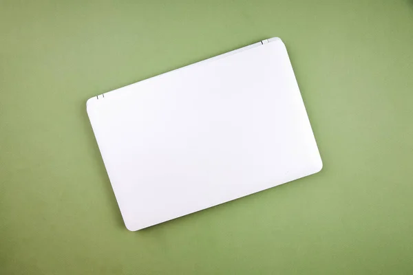 Закритий вид на ноутбук зверху на ізольованому зеленому тлі. Вид зверху . — стокове фото