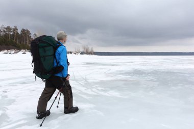 Erime nehir buza hiking bir sırt çantası ile yetişkin adam