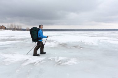Erime nehir buza hiking bir sırt çantası ile yetişkin adam