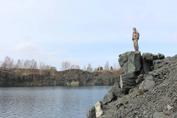 Человек Рюкзаком Стоит Скале Берегу Затопленного Карьера Тогучинский Район Сибирь — стоковое фото
