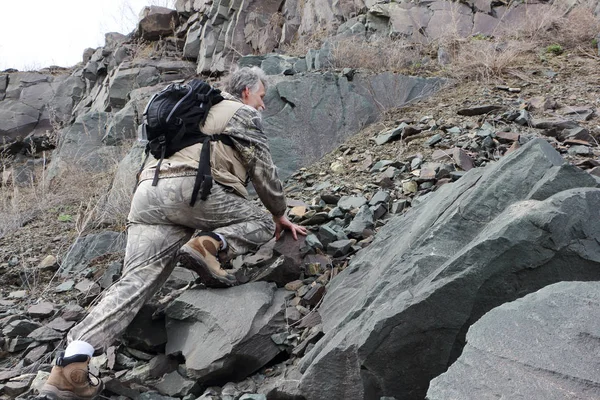 Άνδρας Ένα Σακίδιο Αναρρίχηση Στις Πέτρες Στο Βουνό Την Άνοιξη — Φωτογραφία Αρχείου