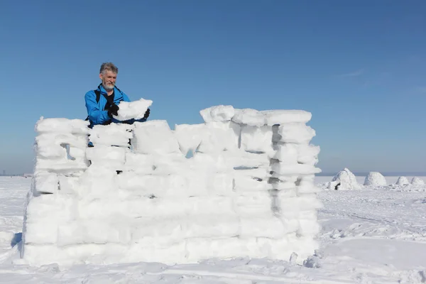 Hombre Con Chaqueta Azul Construyendo Muro Nieve Invierno —  Fotos de Stock