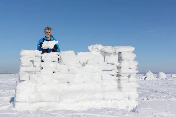 Hombre Con Chaqueta Azul Construyendo Muro Nieve Invierno —  Fotos de Stock