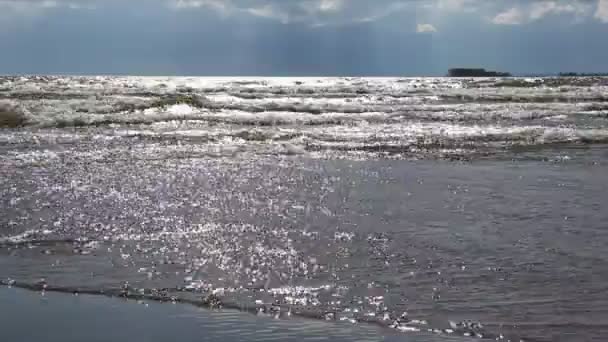 Vlny Řece Vzadu Svítí Nádrž Rusko — Stock video