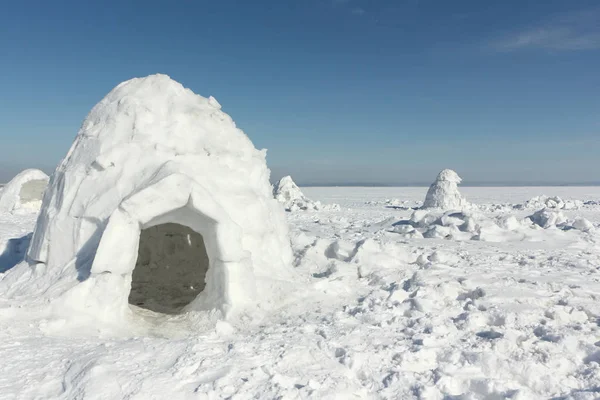 圆顶冰屋站在白雪皑皑的空地在冬天 — 图库照片