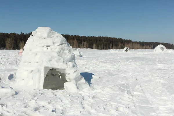 圆顶冰屋站在白雪皑皑的空地在冬天 — 图库照片