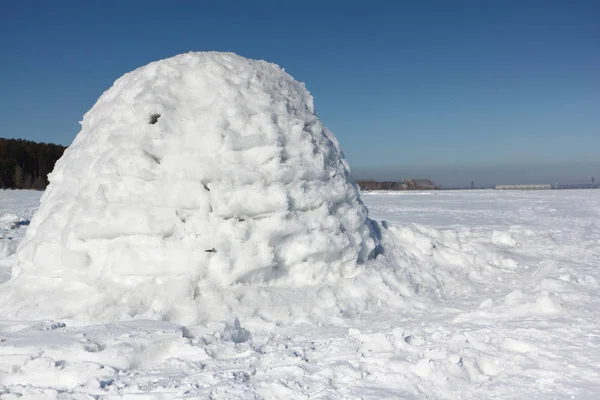 Kışın Karlı Glade Igloo Ayakta — Stok fotoğraf