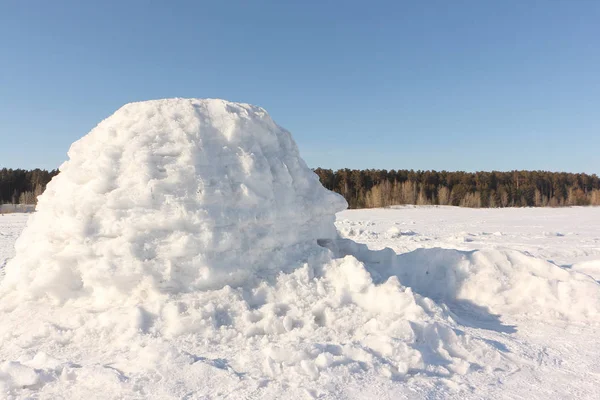 圆顶冰屋站在白雪皑皑的空地在冬天 — 图库照片