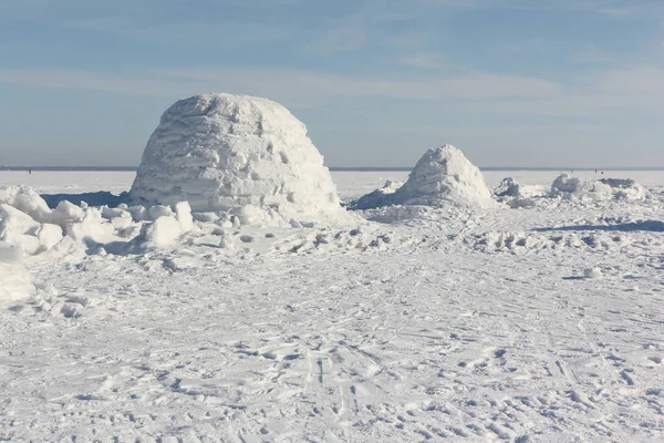 Kışın Karlı Glade Igloo Ayakta — Stok fotoğraf