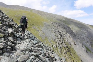 Adam yolun Pass Kara-Turek, Altay Dağları, Rusya dağcılık sırt çantası ile