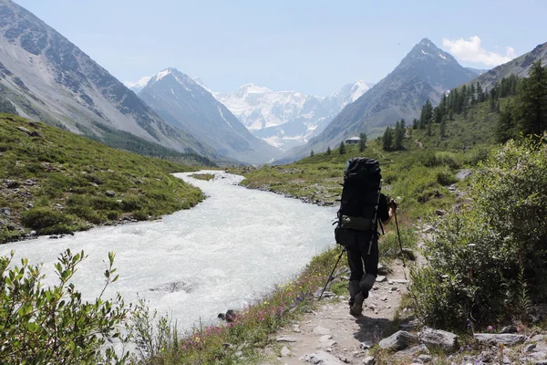 Homme Avec Sac Dos Marchant Long Chemin Long Rivière Akkem — Photo