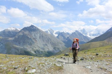 Turist kadın tarafından geçmek Kara-Turek huso dağ, altay, Rusya karşı tırmanma