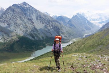 Üzerinde geçmek Kara-Turek huso dağ ve Akkem Gölü, altay, Rusya karşı duran turist kadın
