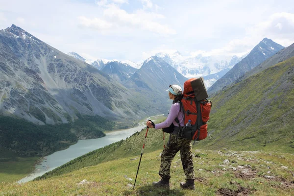 Üzerinde geçmek Kara-Turek huso dağ ve Akkem Gölü, altay, Rusya karşı duran turist kadın