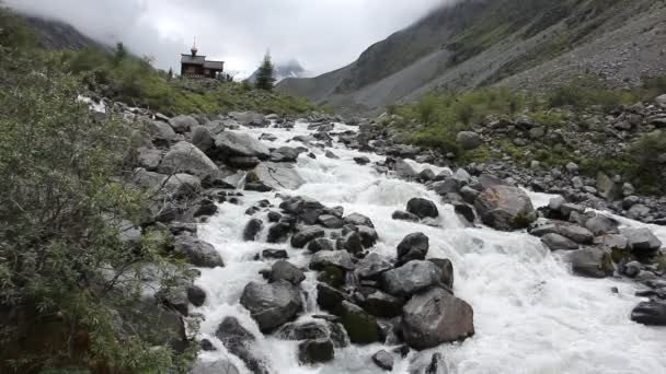 Fiume Akkem Che Scorre Sulle Pietre Vicino Alla Cappella Arcangelo — Video Stock