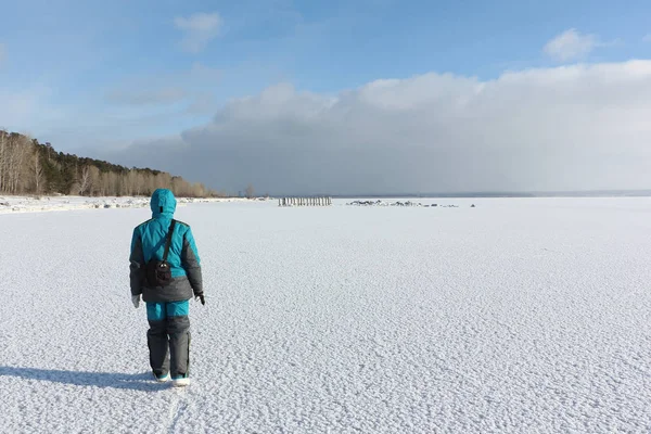 Kobieta Ciepłe Ubrania Spaceru Wzdłuż Powierzchni Śniegu Zamarzniętej Rzece Zbiornik — Zdjęcie stockowe