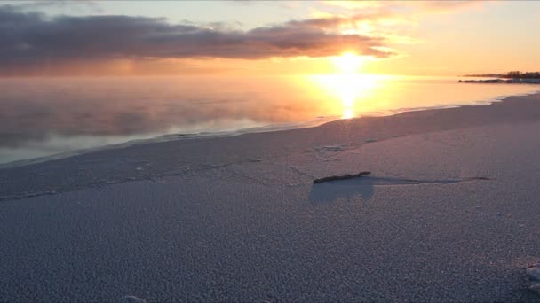 Verdunstung Beim Gefrieren Des Wassers Fluss Eisbildung Sonnenuntergang Stausee Sibirien — Stockvideo