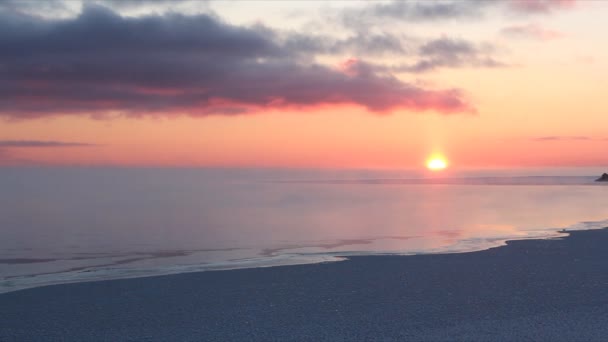 Evaporação Durante Congelamento Água Rio Formação Gelo Pôr Sol Reservatório — Vídeo de Stock