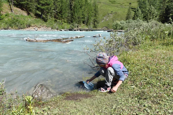 Dziewczyna Turystycznych Gromadzenia Wody Butelce Tworzywa Sztucznego Góry Rzeki Kucherla — Zdjęcie stockowe