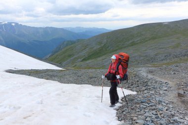 Turist kadın olarak geçmek Kara-Turek, altay dağ, Rusya kar yamaçta tırmanma