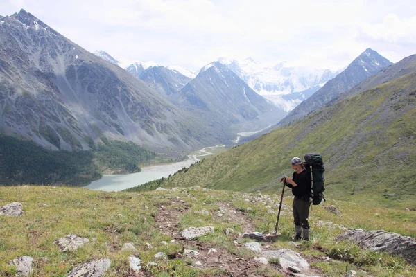 Muž Batohem Stojící Průchodu Kara Turek Pohled Jezero Akkem Altaje — Stock fotografie