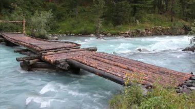 Ahşap yaya köprüsü üzerinde bir dağ nehir, Kucherla Nehri, Altay Dağları, Rusya Federasyonu 