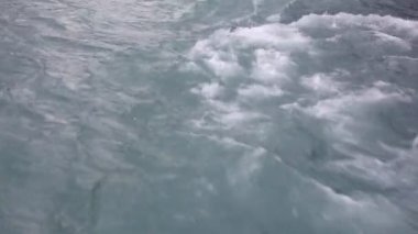 Su yüzeyi doğal bir yayla Nehri'nin arka plan, Kucherla Nehri, Altay Dağları  