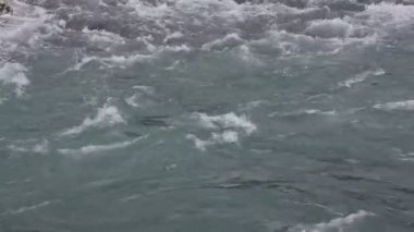 Su yüzeyi doğal bir yayla Nehri'nin arka plan, Kucherla Nehri, Altay Dağları  