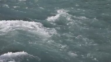 Su yüzeyi doğal bir yayla Nehri'nin arka plan, Kucherla Nehri, Altay Dağları  